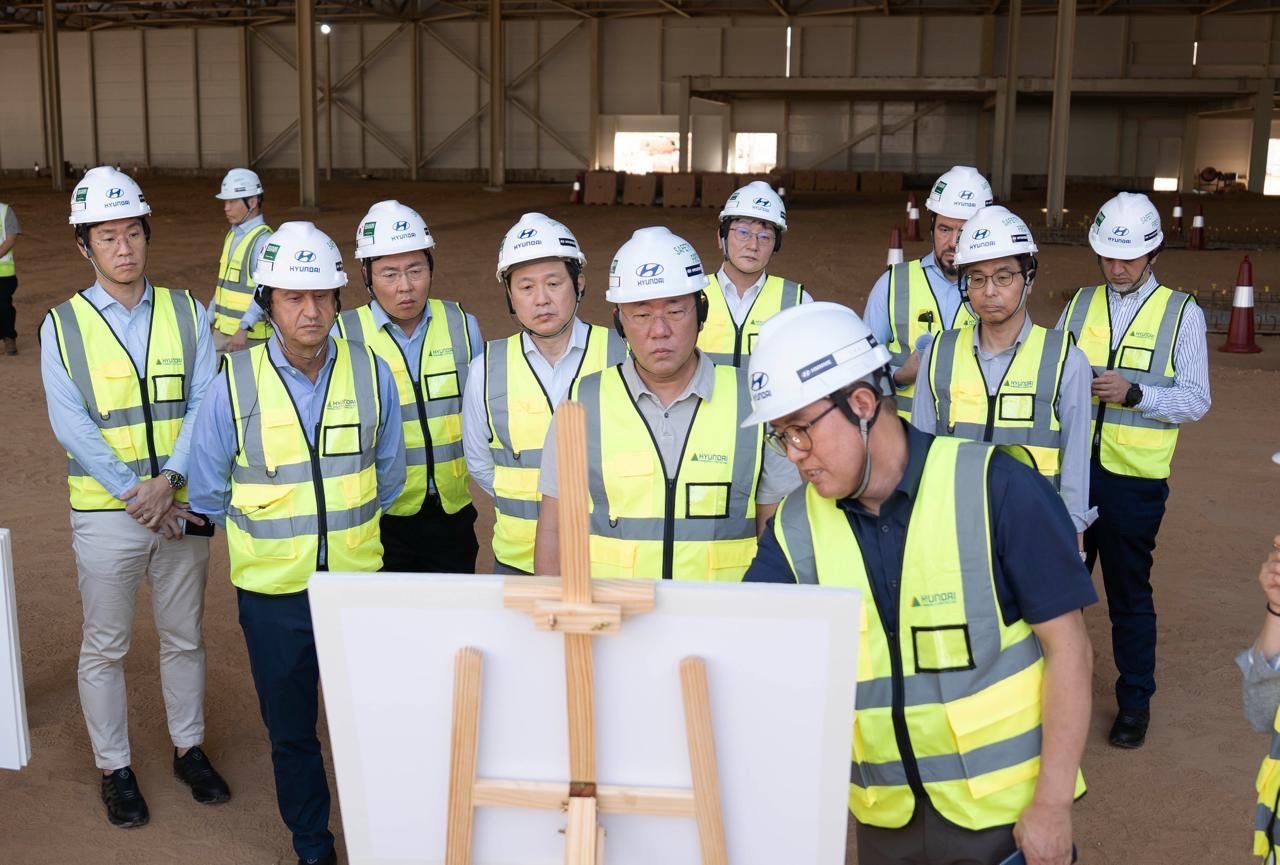 الرئيس التنفيذي لمجموعة هيونداي موتور، أويسون تشونغ، يلتقي صاحب السمو الملكي ولي العهد، ويستعرض بناء المصنع الجديد واستراتيجية نمو المجموعة