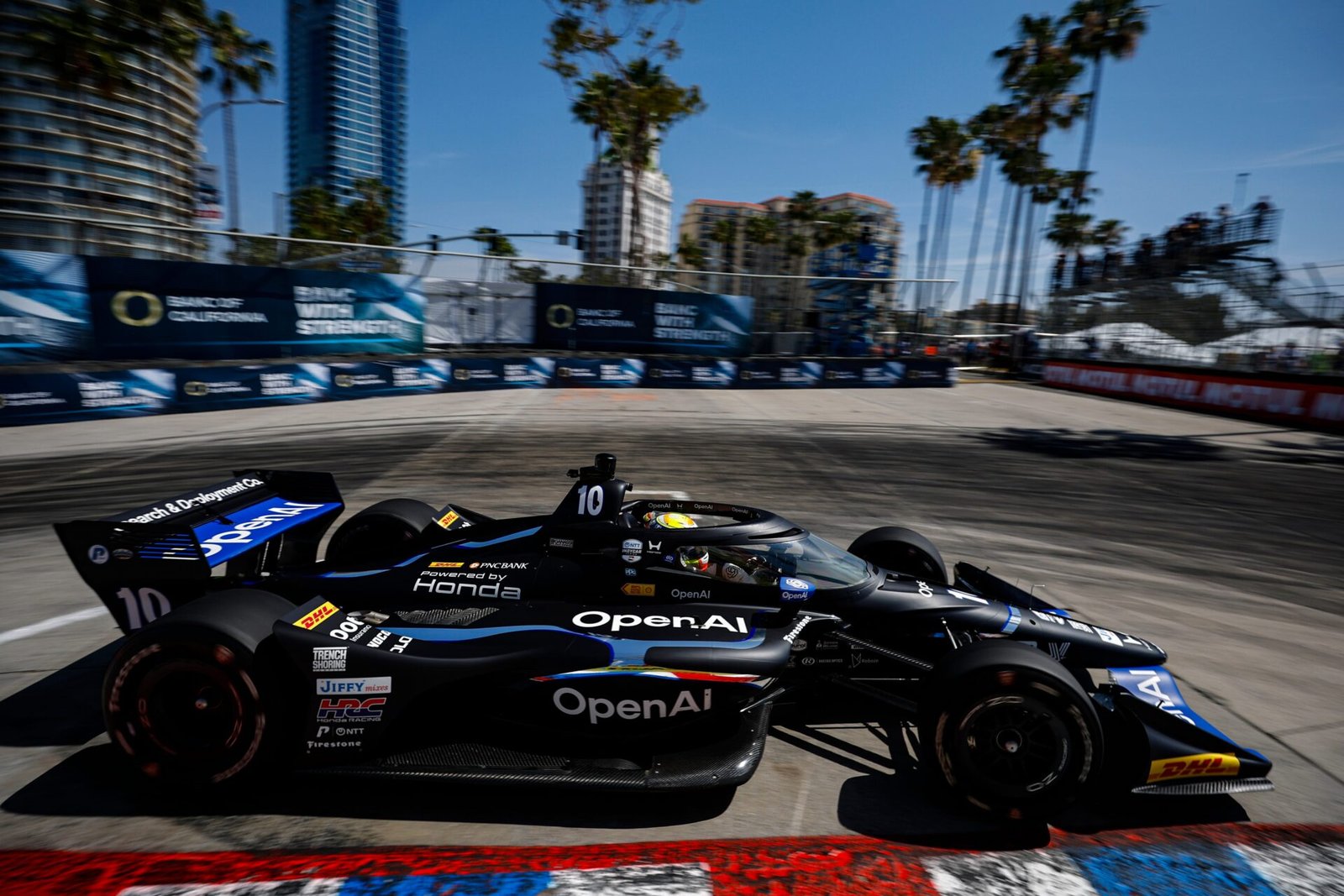 أليكس بالو يفوز بأول جائزة كبرى أكيورا في لونغ بيتش