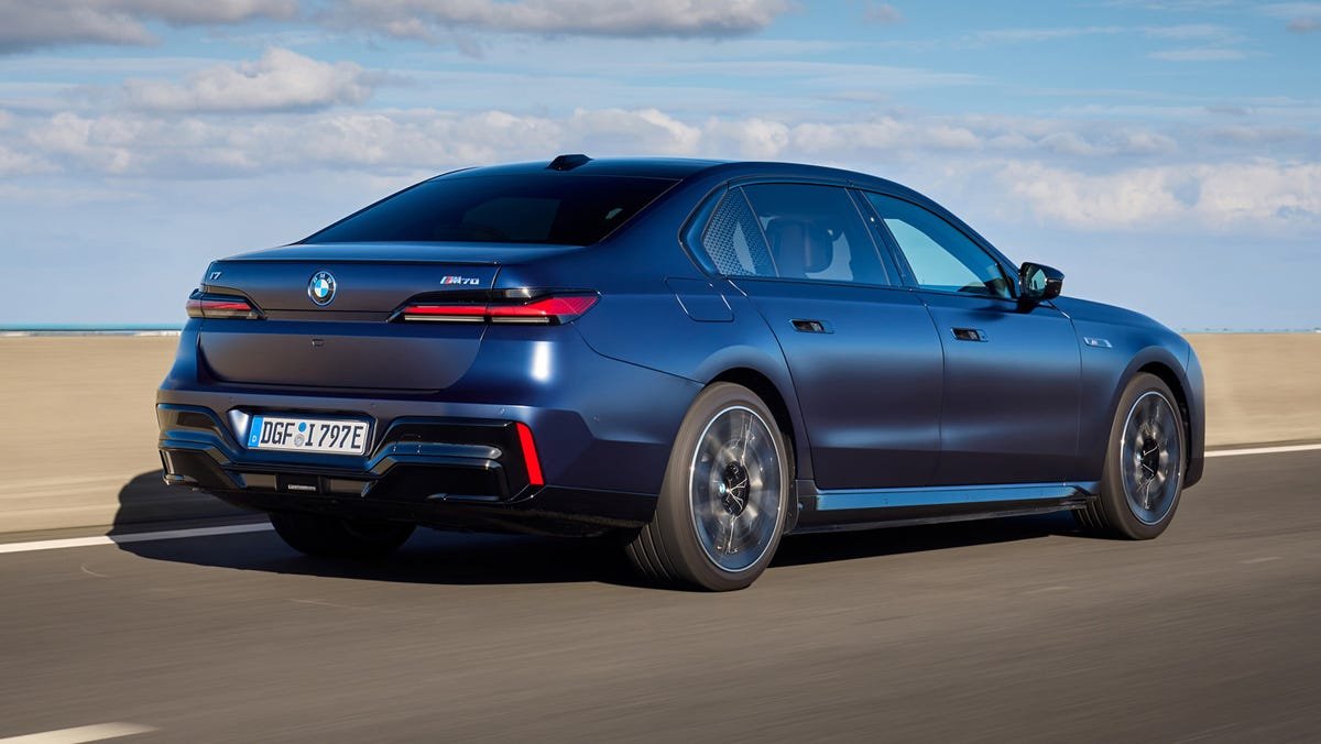 المنظر الخلفي لسيارة BMW i7 الجديدة