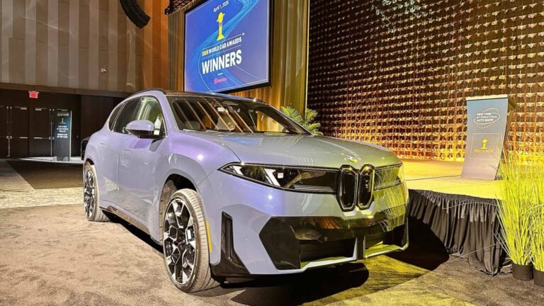 اكتساح كهربائي في نيويورك: BMW iX3 تتربع على عرش "سيارة العام العالمية 2026"