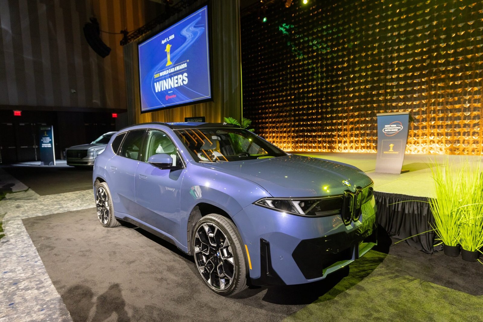 بي إم دبليو اي اكس 3 تفوز بجائزة أفضل سيارة كهربائية في العالم لعام 2026