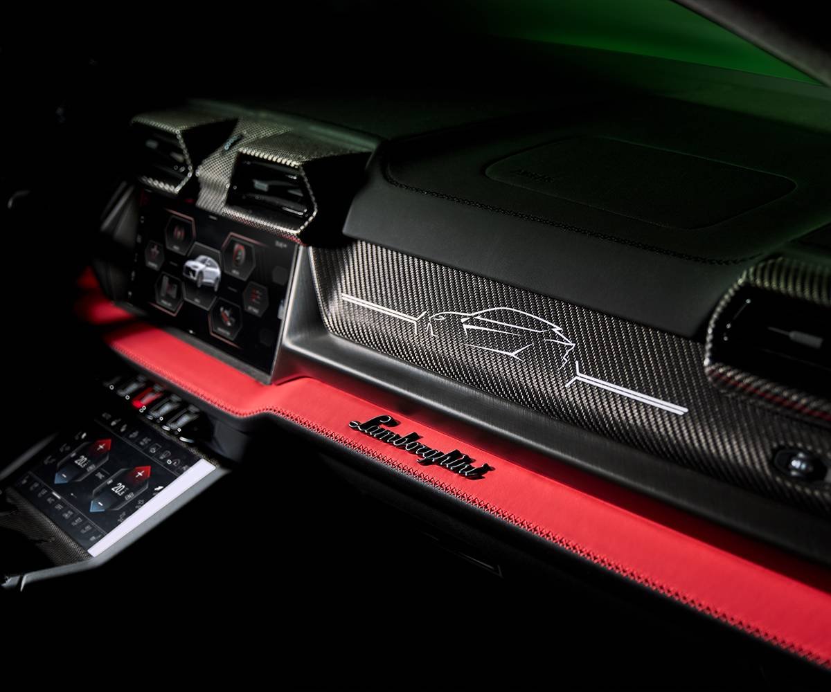 لامبورغيني تحتفل بعقد من التخصيص مع إصدار محدود من أوروس SE تيتونيرو كبسول