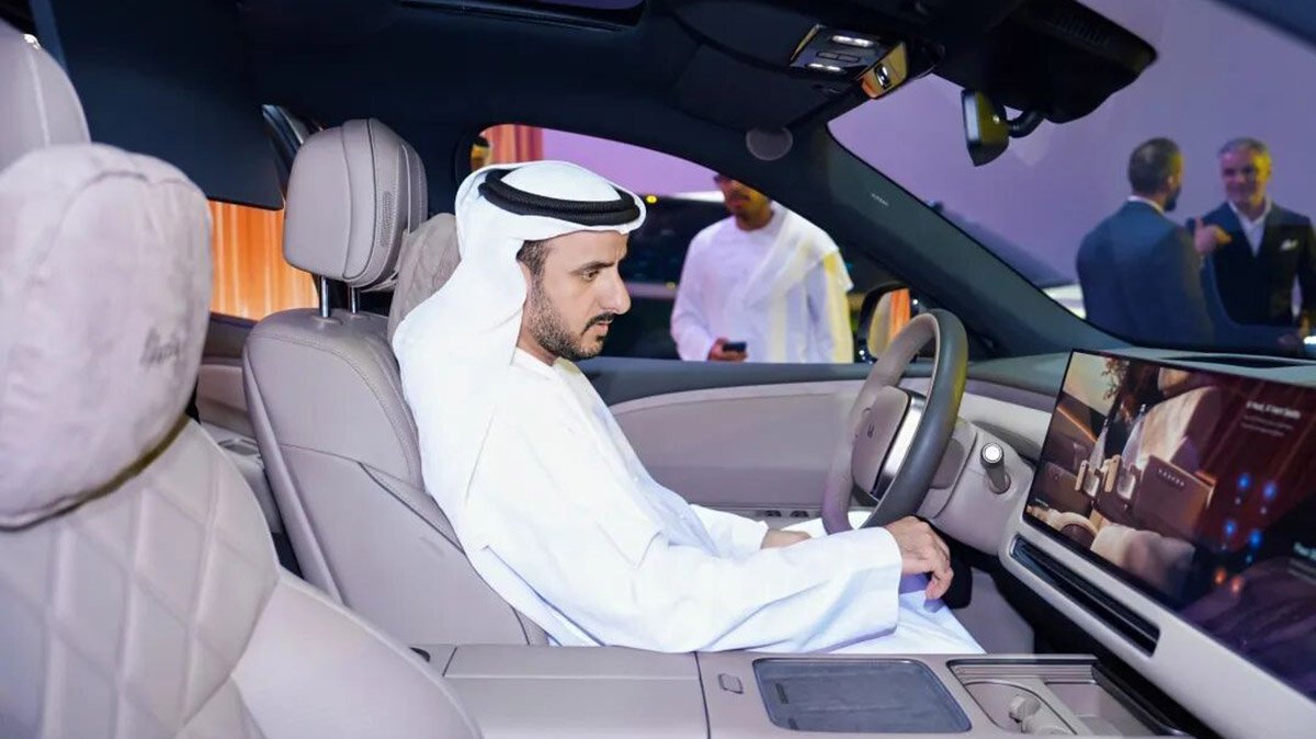 المقصورة الأمامية لسيارة لي أوتو L9 خلال إطلاقها في الإمارات