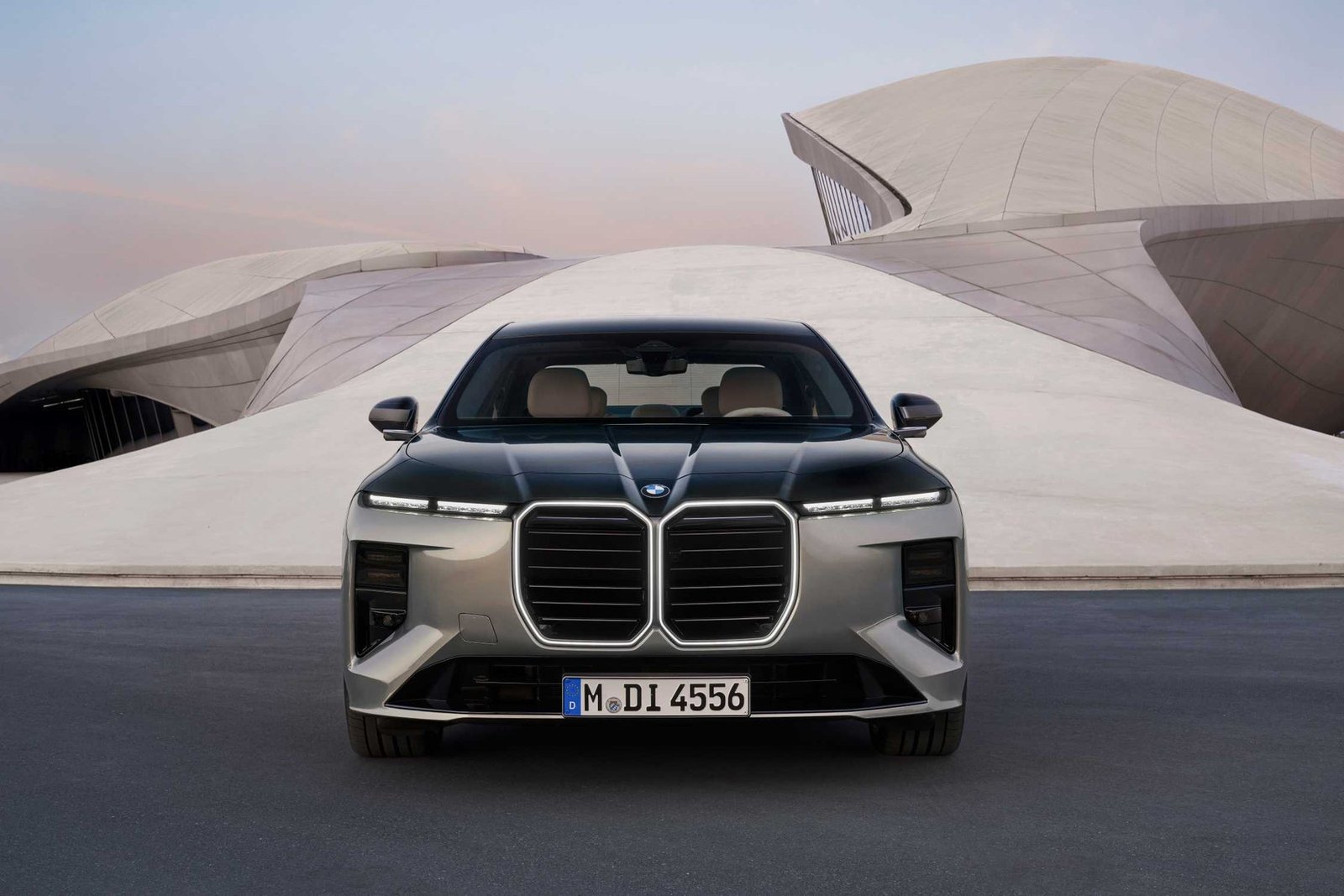 الواجهة الأمامية لسيارة BMW 7 Series الجديدة أمام خلفية طبيعية