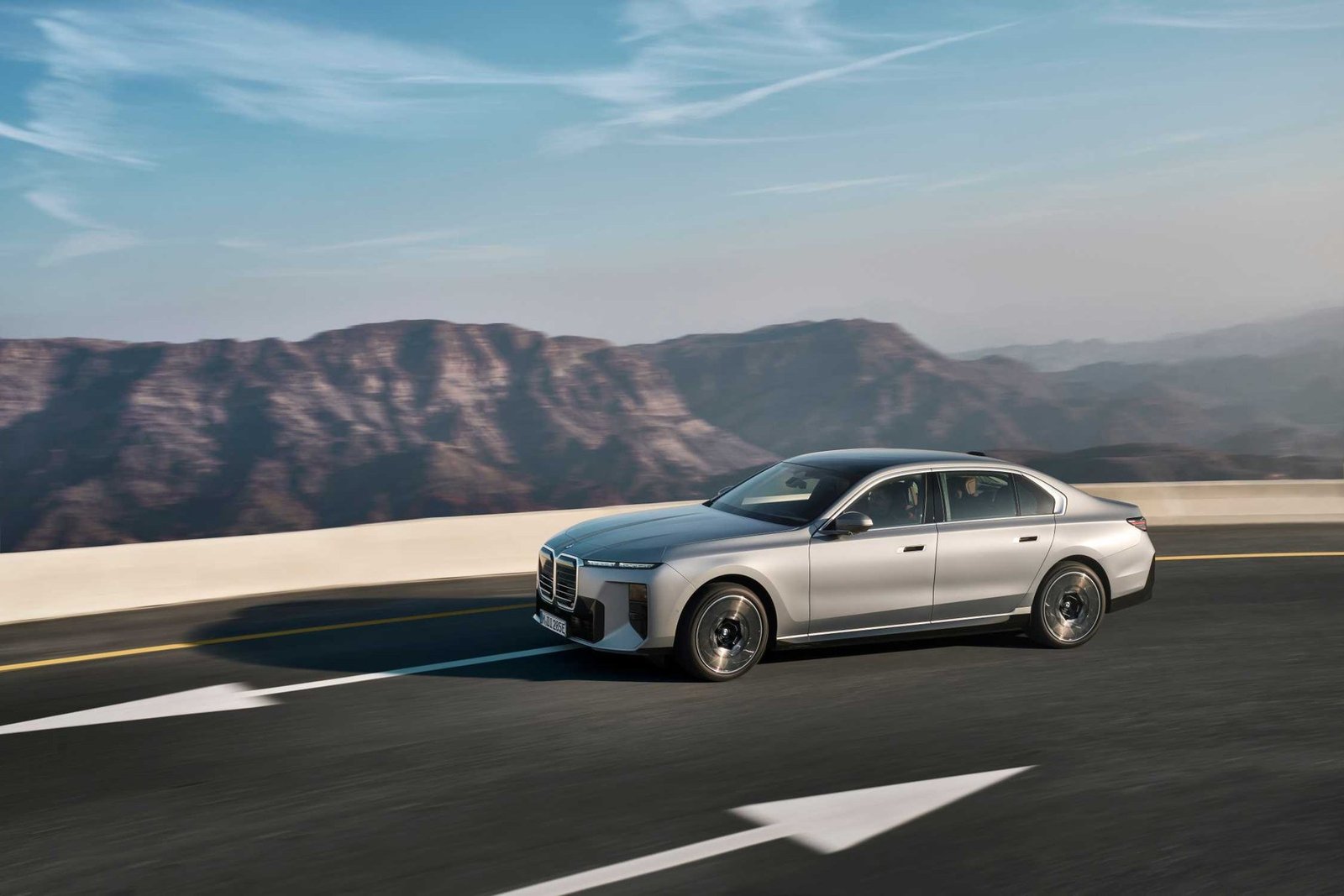 سيارة BMW 7 Series الجديدة أثناء القيادة على طريق جبلي