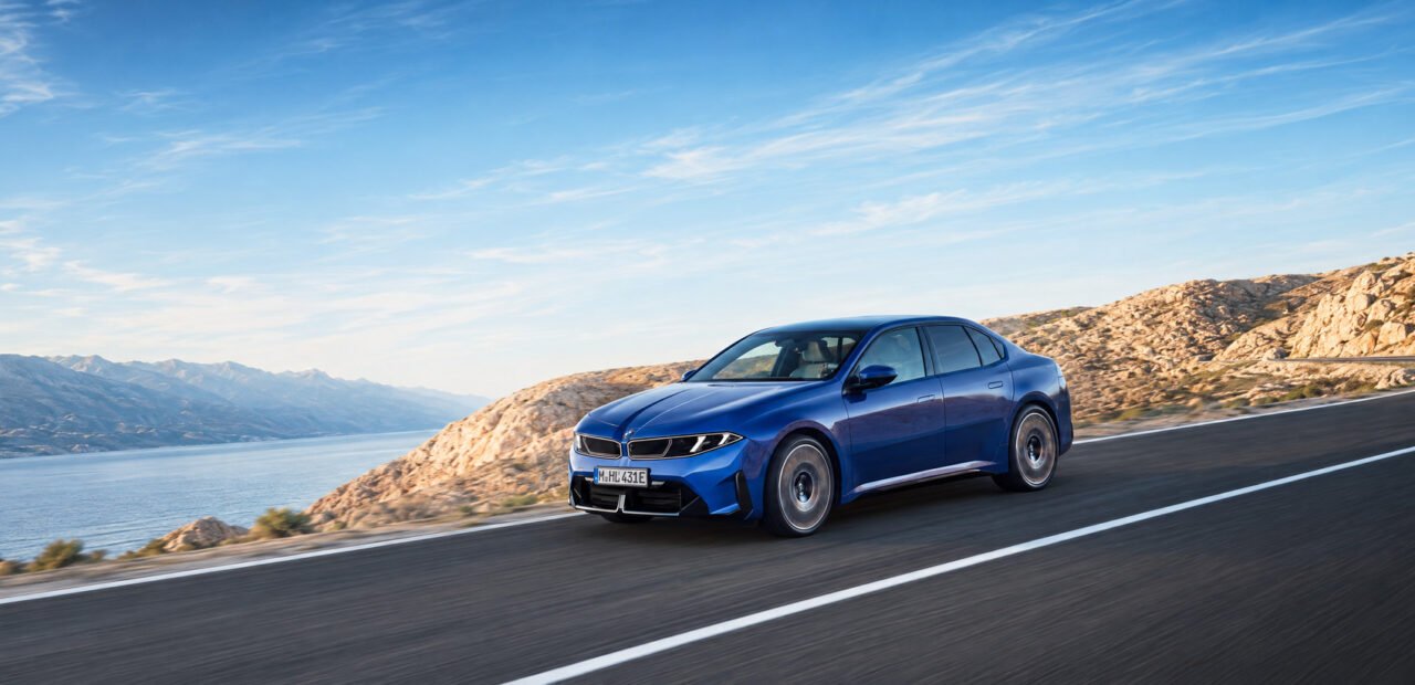 سيارة BMW i3 الكهربائية الجديدة على طريق جبلي