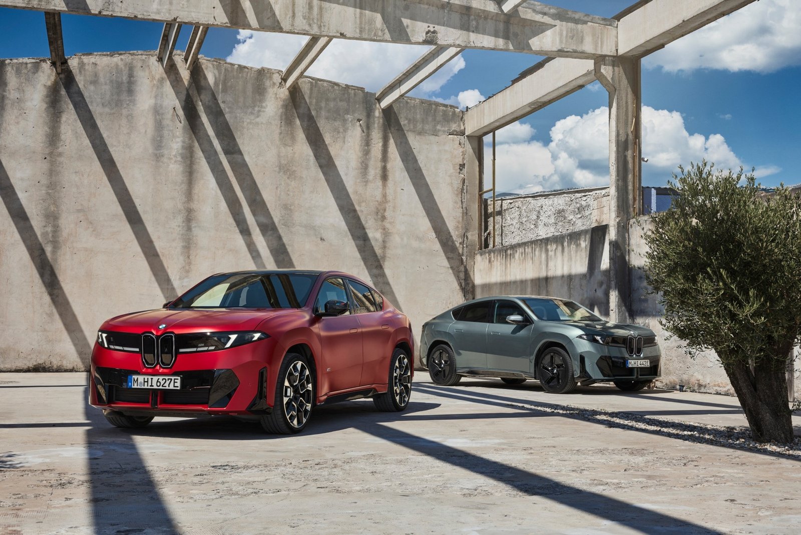 الواجهة الأمامية لسيارة BMW iX4 الكهربائية الجديدة من BMW