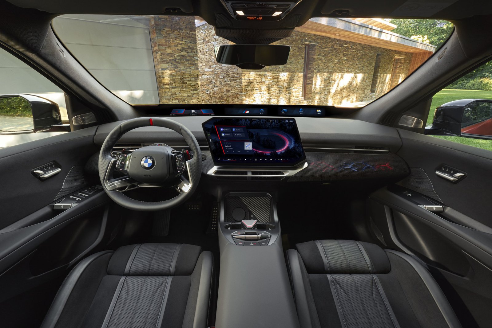 مقصورة BMW iX4 M60 xDrive مع شاشة Panoramic iDrive