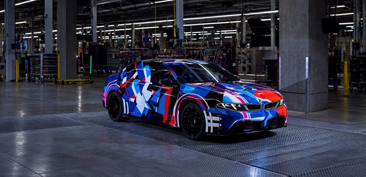 النموذج الأولي المموه لسيارة BMW M3 الكهربائية داخل مصنع BMW