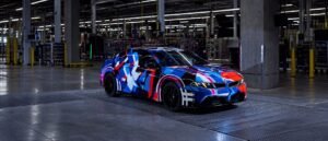 النموذج الأولي المموه لسيارة BMW M3 الكهربائية داخل مصنع BMW