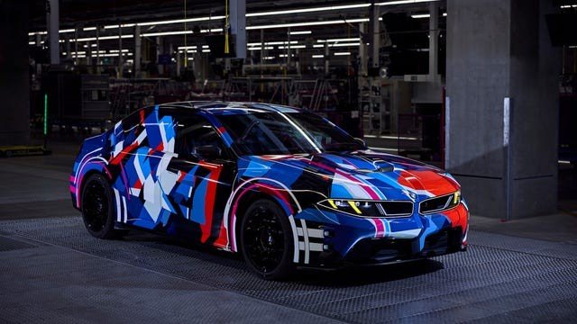 النموذج الأولي المموه لسيارة BMW M3 الكهربائية أثناء الاختبارات