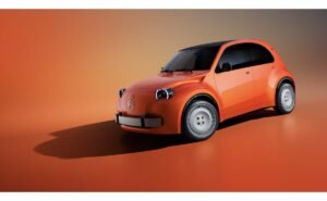 مفهوم Citroën 2 CV الكهربائي بلقطة أمامية ثلاثة أرباع؛ صورة مرجعية لمشروع فيات Koala الكهربائية المحتمل وليست صورة Fiat Koala النهائية