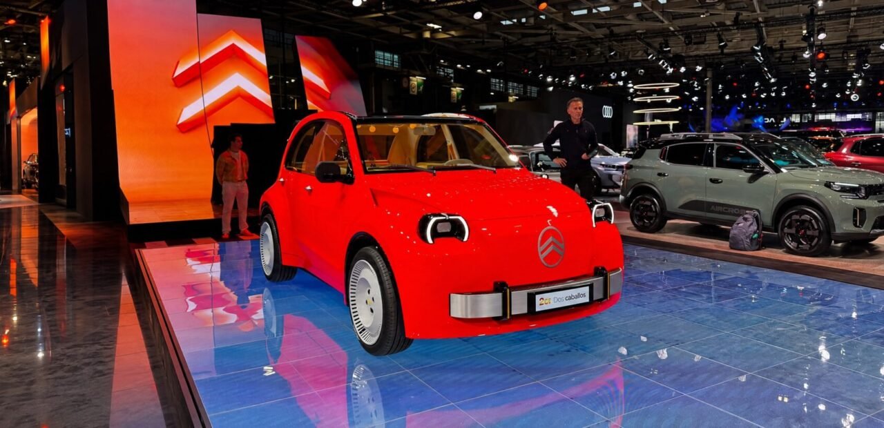 مفهوم Citroën 2CV الأحمر على أرضية معرض باريس 2026
