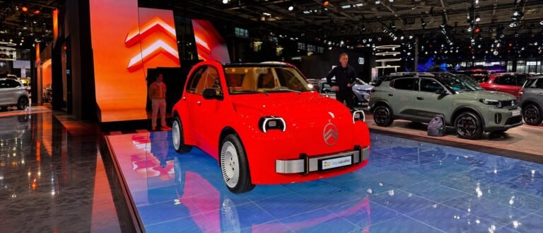 مفهوم Citroën 2CV الأحمر على أرضية معرض باريس 2026