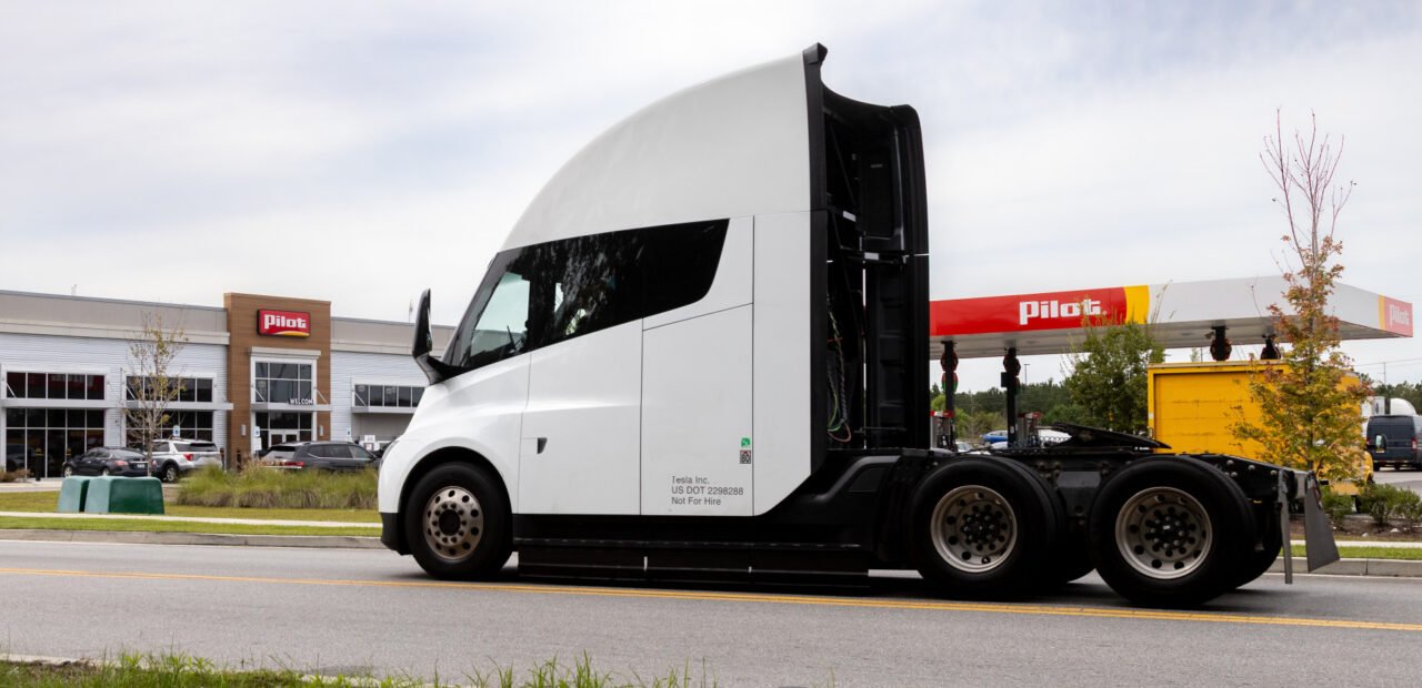 شاحنة Tesla Semi الكهربائية أمام محطة Pilot ضمن شبكة Megacharger للشحن عالي القدرة