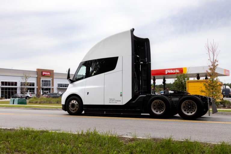 شاحنة Tesla Semi الكهربائية أمام محطة Pilot ضمن شبكة Megacharger للشحن عالي القدرة