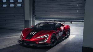 سيارة YANGWANG U9 Xtreme الحمراء من الأمام والجانب بالكامل على حلبة اختبار، صورة رسمية من YANGWANG