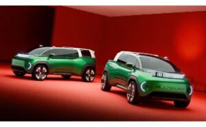 مفهوم FIAT Multiplay في لقطة أمامية ثلاثة أرباع كاملة من معرض باريس