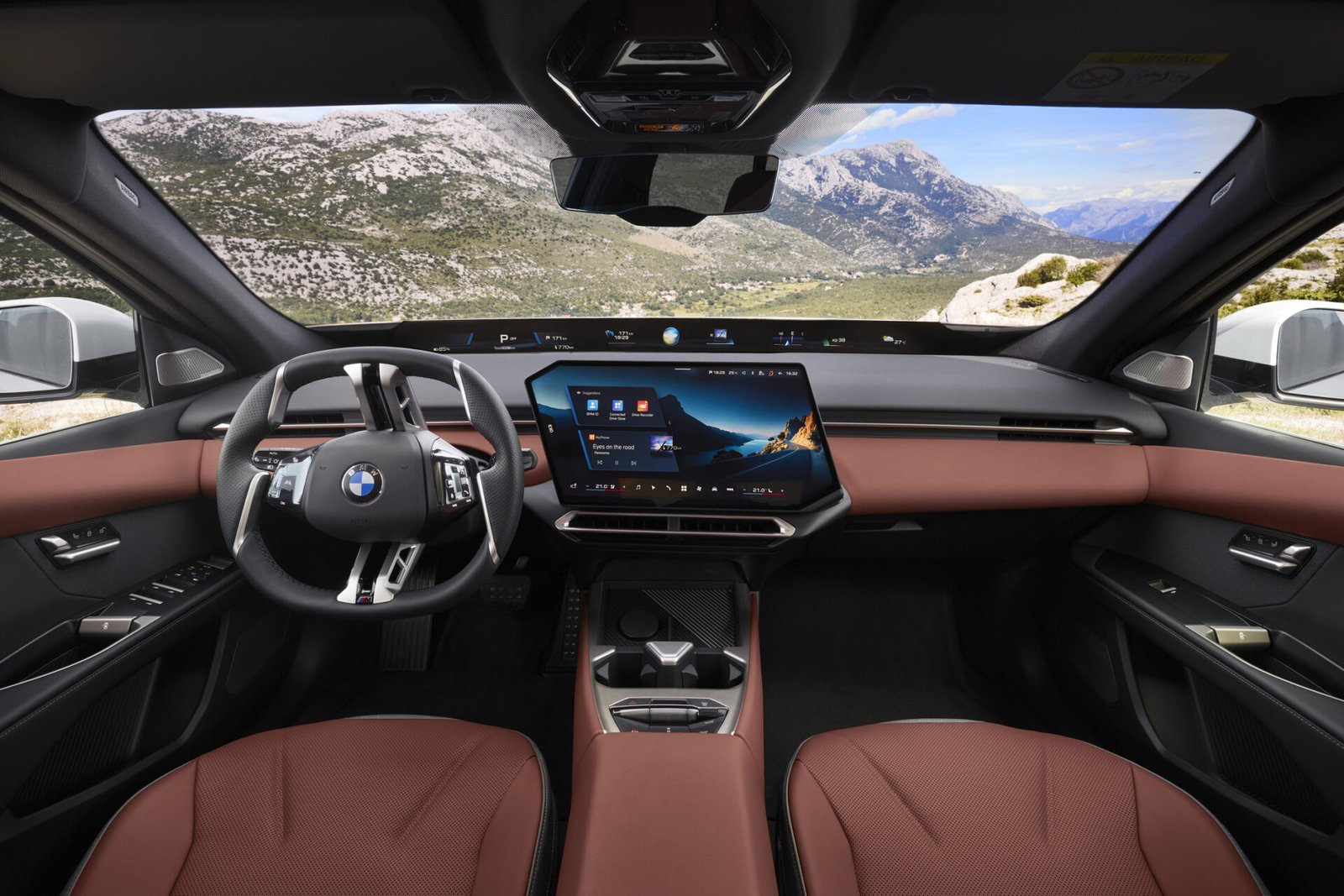 مقصورة BMW i3 الكهربائية مع شاشة BMW Panoramic iDrive
