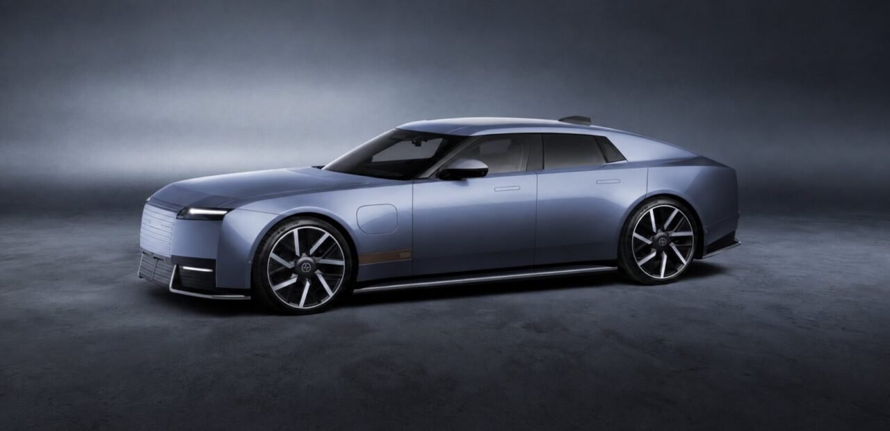 غلاف سيارة جاكوار Type 01 الكهربائية GT بأربعة أبواب في استوديو، بإطار كامل