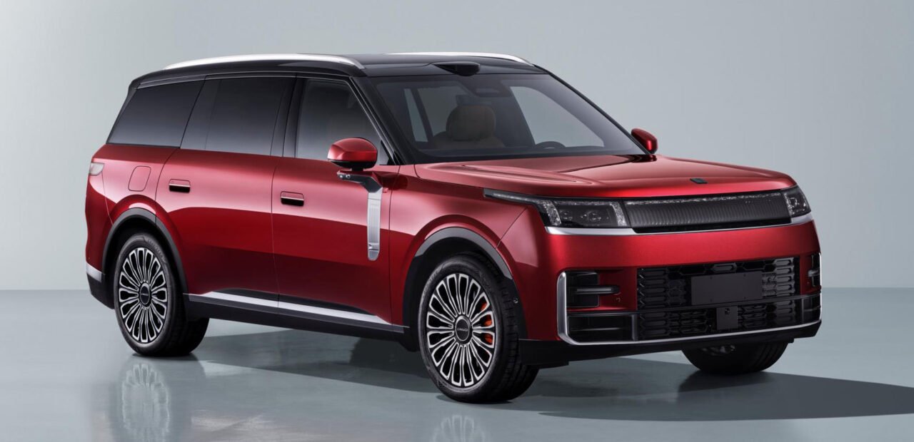 Lynk & Co 900L الحمراء من الأمام بزاوية ثلاثة أرباع في صورة التسجيل