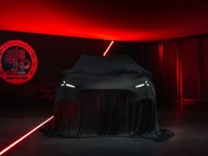 التشويقة الرسمية المغطاة لسيارة Mercedes-AMG GT SUV الكهربائية الجديدة من الأمام