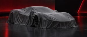 صورة توضيحية لسيارة رياضية مغطاة من الأمام والجانب قبل كشف Porsche Mission S