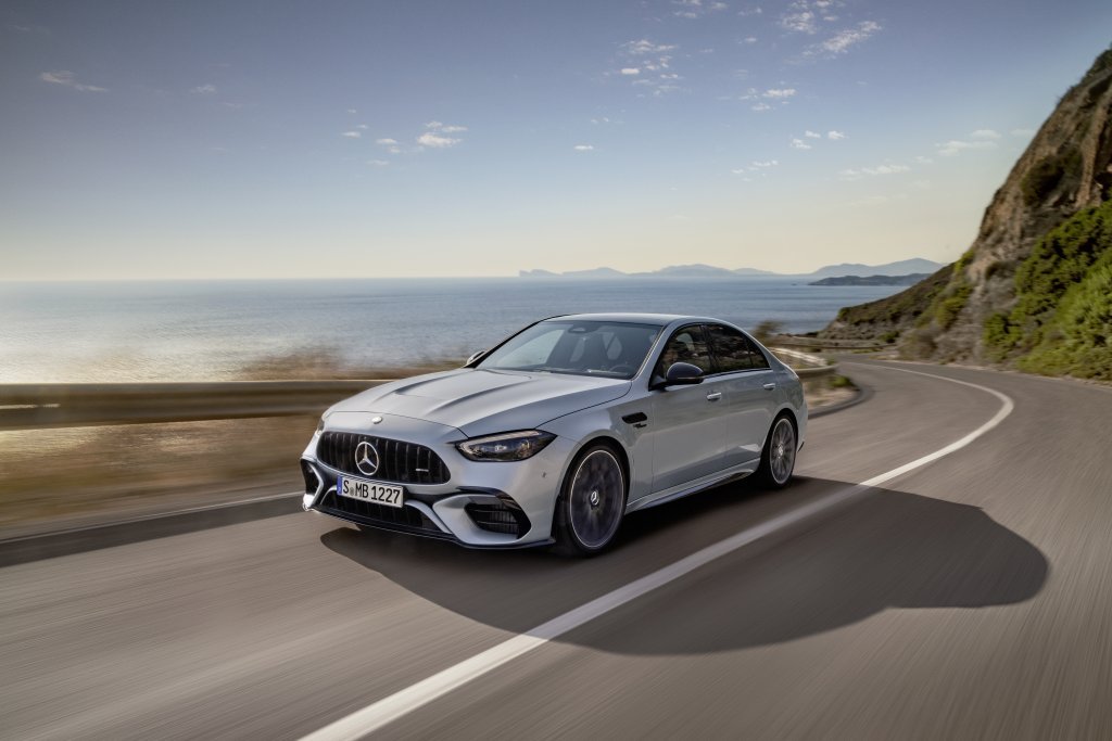 مرسيدس-AMG C 63 S E PERFORMANCE الحالية على طريق ساحلي