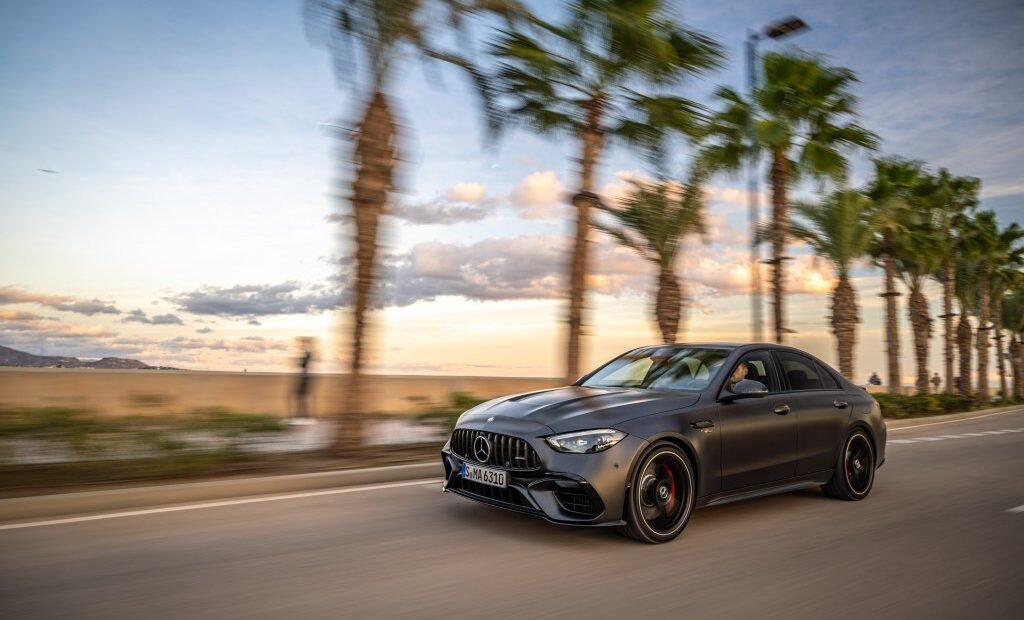 مرسيدس-AMG C 63 S E PERFORMANCE الحالية من الأمام بزاوية ثلاثة أرباع كاملة