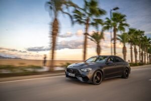 مرسيدس-AMG C 63 S E PERFORMANCE الحالية من الأمام بزاوية ثلاثة أرباع كاملة