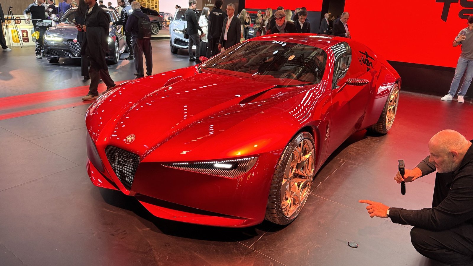 مفهوم Alfa Romeo Cuorerosso الأحمر على أرضية معرض باريس 2026