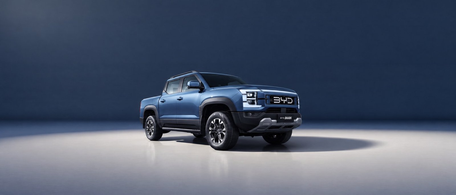 الواجهة الأمامية لبيك-أب BYD SHARK الهجين القابل للشحن
