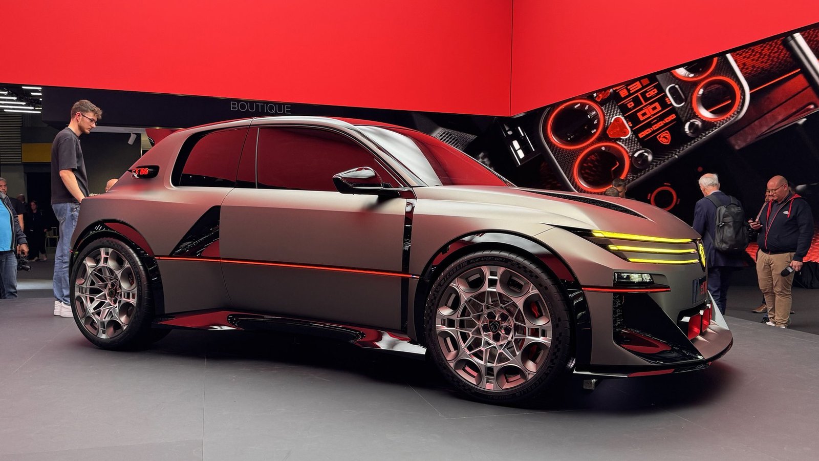 مفهوم Peugeot E-T16 الكهربائي على أرضية معرض باريس 2026