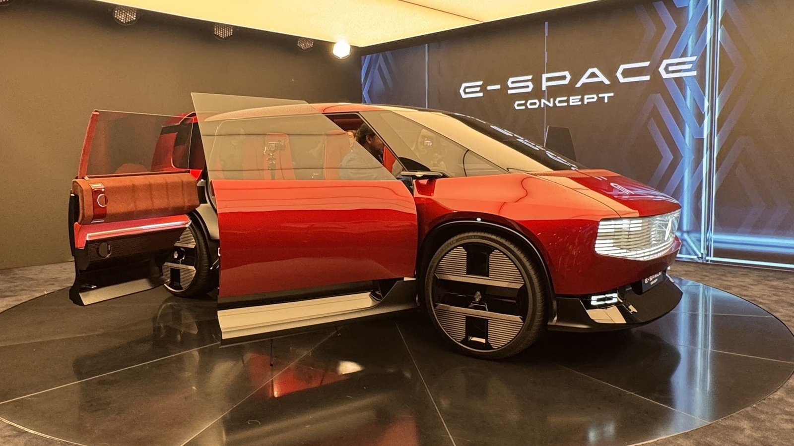 مفهوم Renault E-Space داخل جناح رينو في معرض باريس 2026