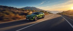 الواجهة الأمامية لسيارة Peugeot 408 الجديدة الموجهة إلى أسواق الخليج على طريق ساحلي