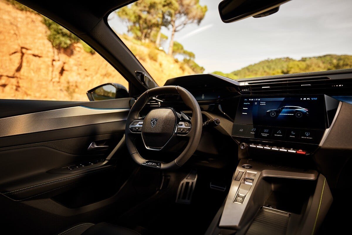 مقصورة Peugeot 408 الجديدة مع عجلة القيادة وشاشات i-Cockpit