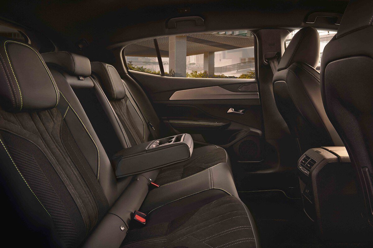المقاعد الخلفية الرحبة داخل Peugeot 408 الجديدة