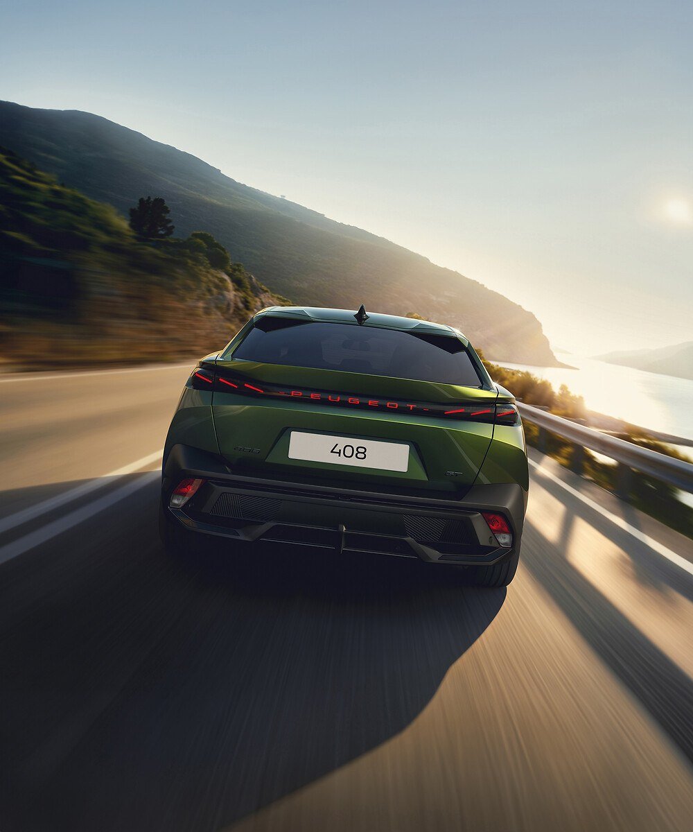 الجهة الخلفية لسيارة Peugeot 408 الجديدة مع كتابة Peugeot المضيئة