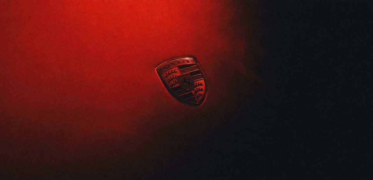 شعار Porsche في لقطة تشويقية عريضة لمشروع Mission S