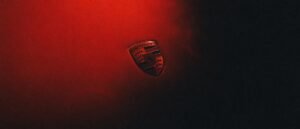 شعار Porsche في لقطة تشويقية عريضة لمشروع Mission S