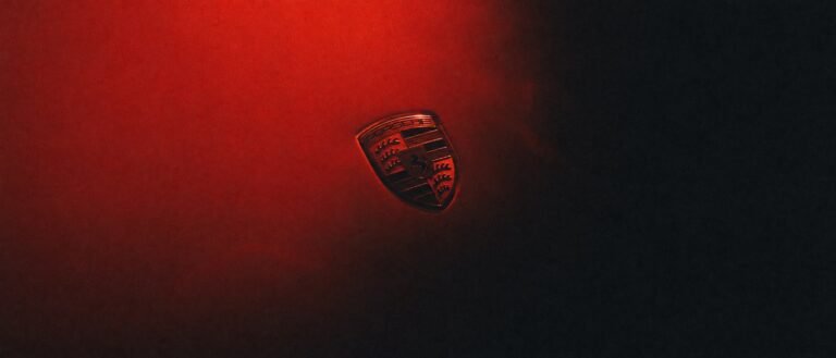 شعار Porsche في لقطة تشويقية عريضة لمشروع Mission S