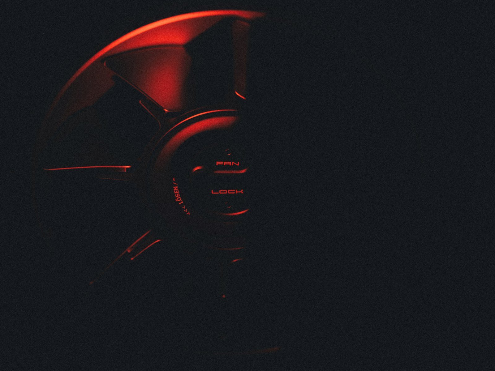 تفصيل تحكم مضاء في صورة تشويقية رسمية لـPorsche Mission S