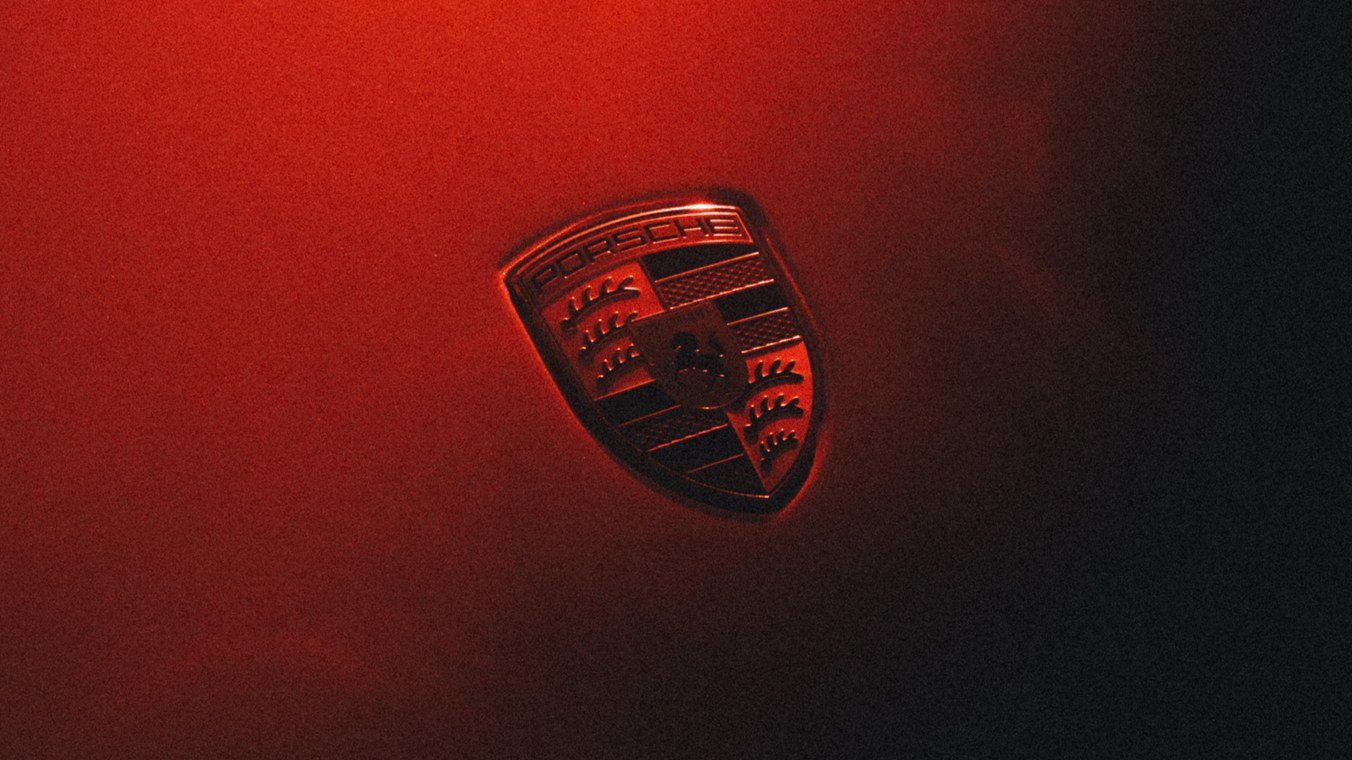 شعار Porsche في صورة تشويقية رسمية لحملة Mission S
