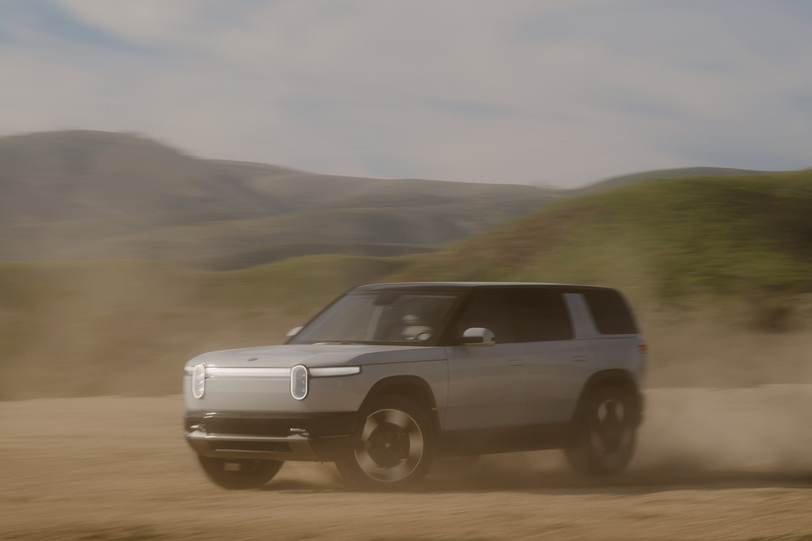 الواجهة الأمامية لسيارة Rivian R2 الكهربائية في مشهد صحراوي