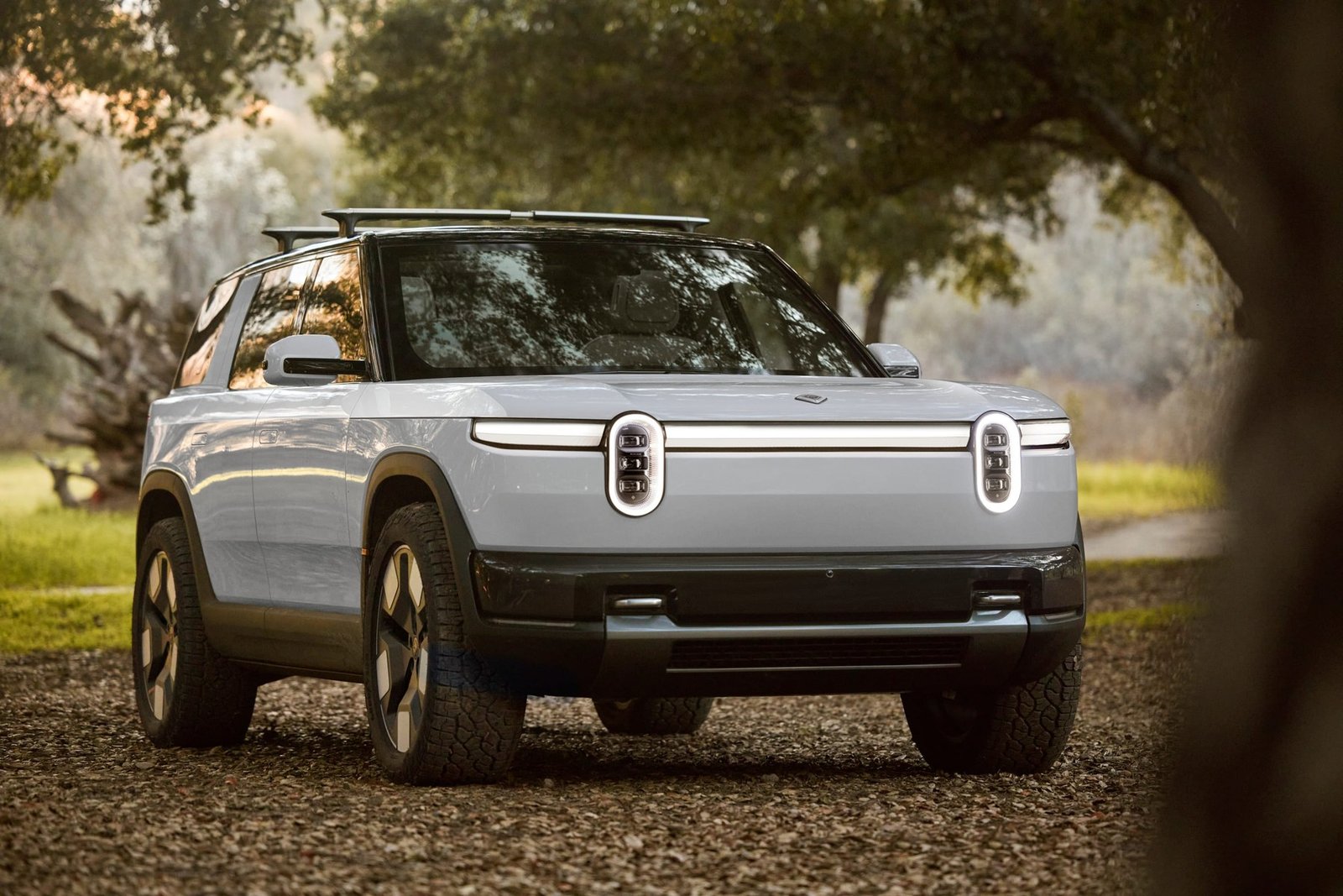 الواجهة الأمامية لسيارة Rivian R2 الكهربائية مع إطارات بارزة النقشة
