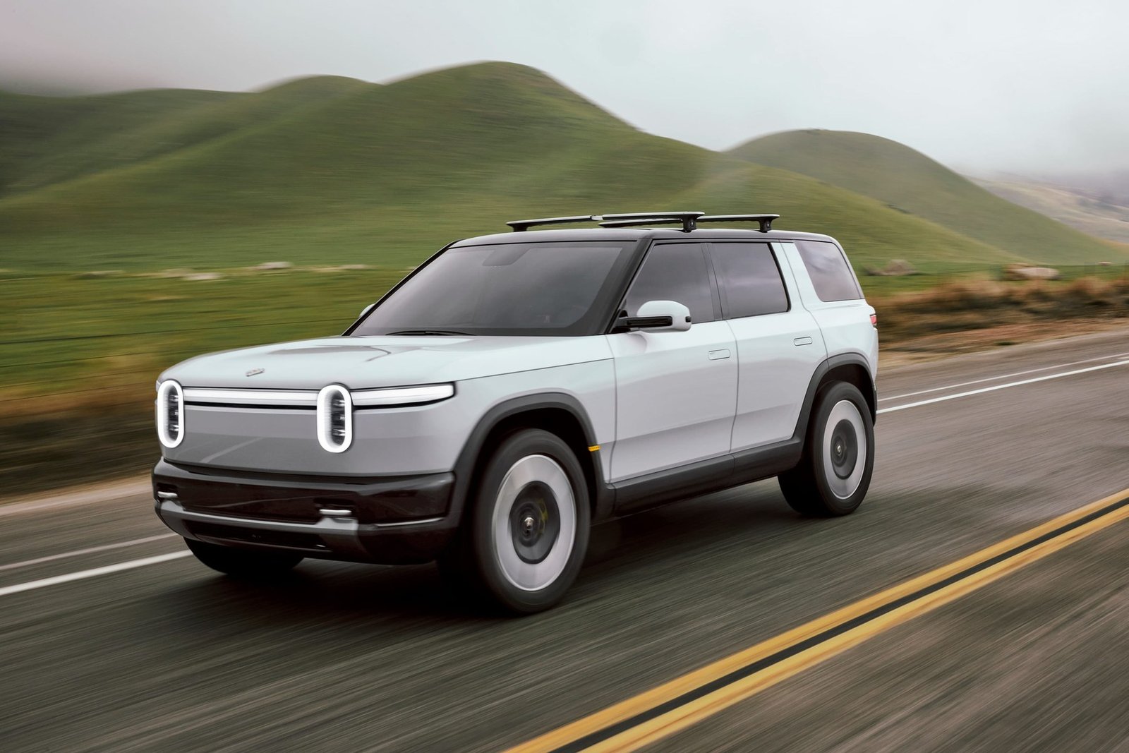 سيارة Rivian R2 الكهربائية أثناء القيادة على طريق معبد