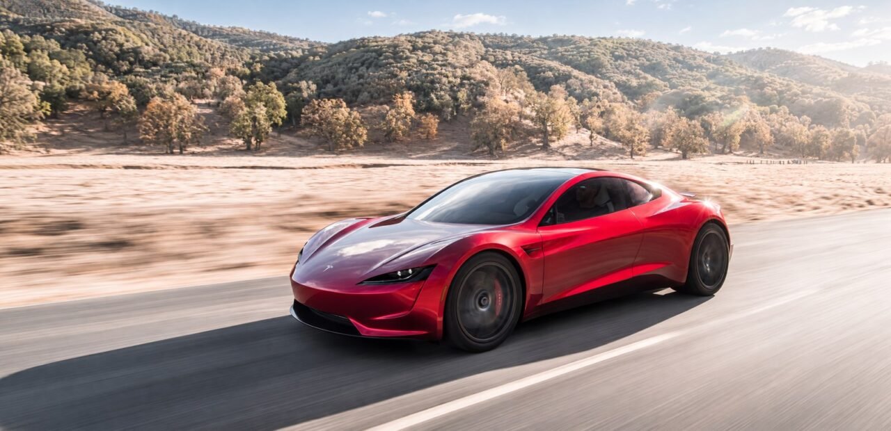 سيارة Tesla Roadster الرياضية الكهربائية من الأمام في صورة أرشيفية للمفهوم السابق