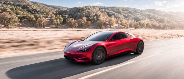سيارة Tesla Roadster الرياضية الكهربائية من الأمام في صورة أرشيفية للمفهوم السابق
