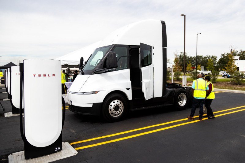 موقع شحن Tesla Semi وPilot للشاحنات الكهربائية الثقيلة في جورجيا