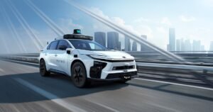 سيارة Toyota bZ4X ذاتية القيادة من زاوية أمامية جانبية كاملة، ضمن تعاون Toyota وWaymo